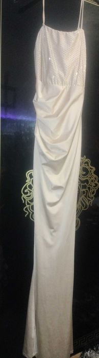 Rochie eleganta cu crăpătură pe picior