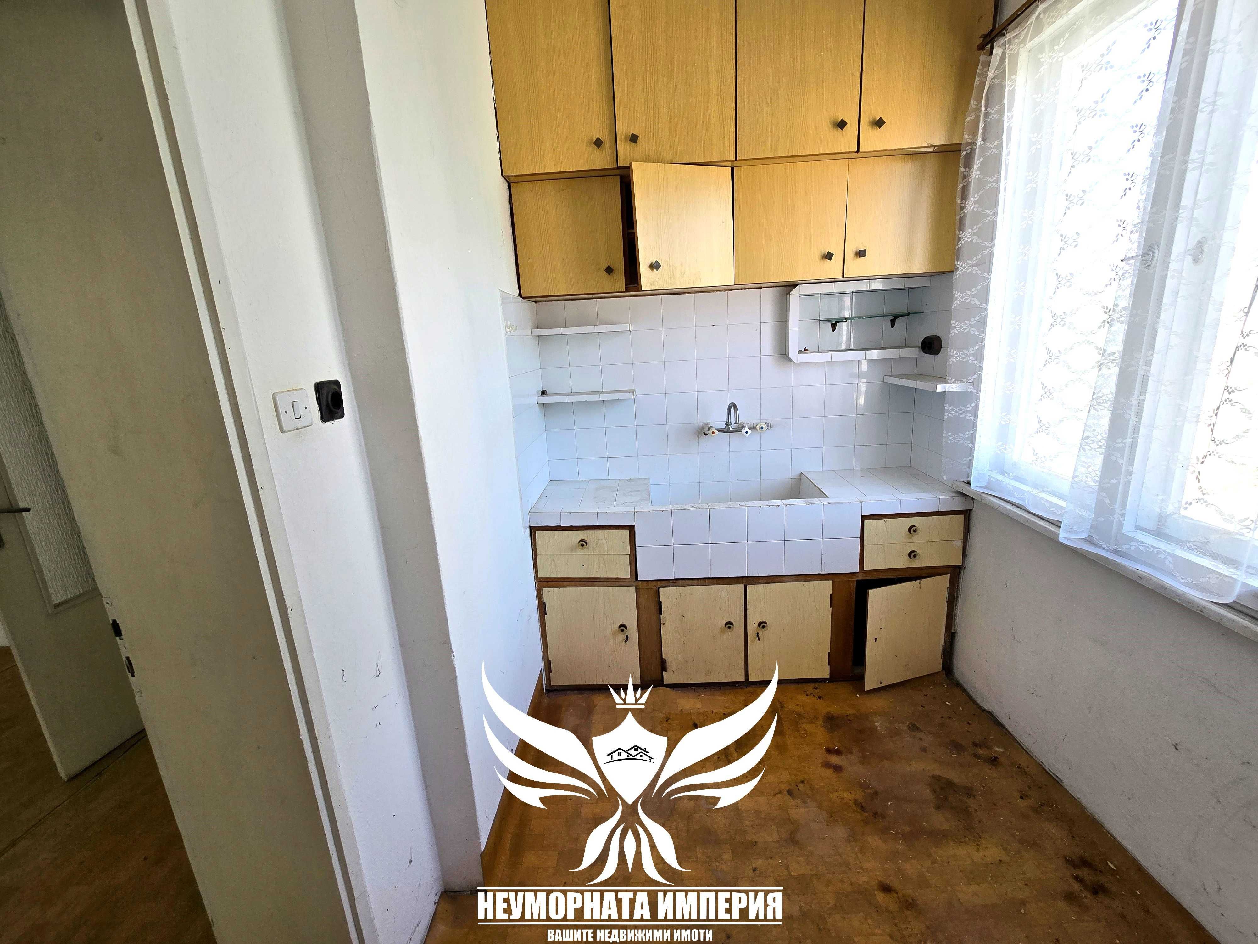Под наем тристаен необзаведен 120кв. 3 ет гр.Асеновгрд, широк център