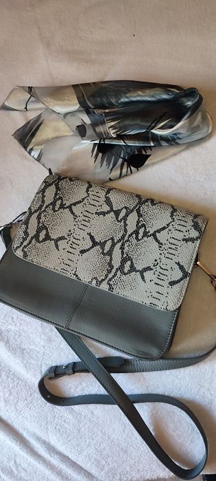 Gentuta de umăr gri, din piele, cu clapă cu imprimeu de piele de șarpe