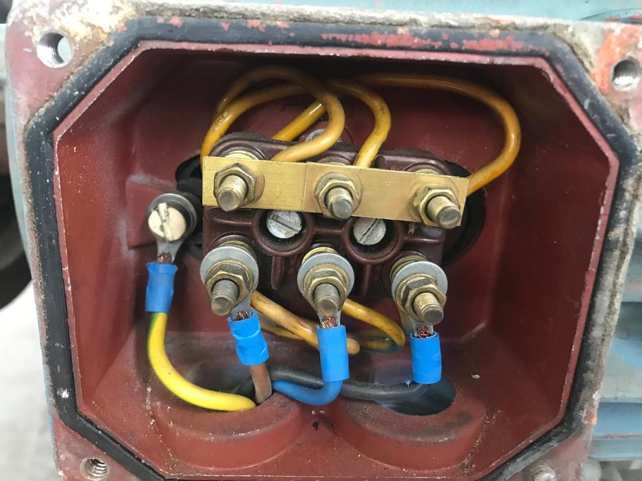 Vând motor electric trifazic 5.5 KW 2800 de turații cu o greutate 58kg