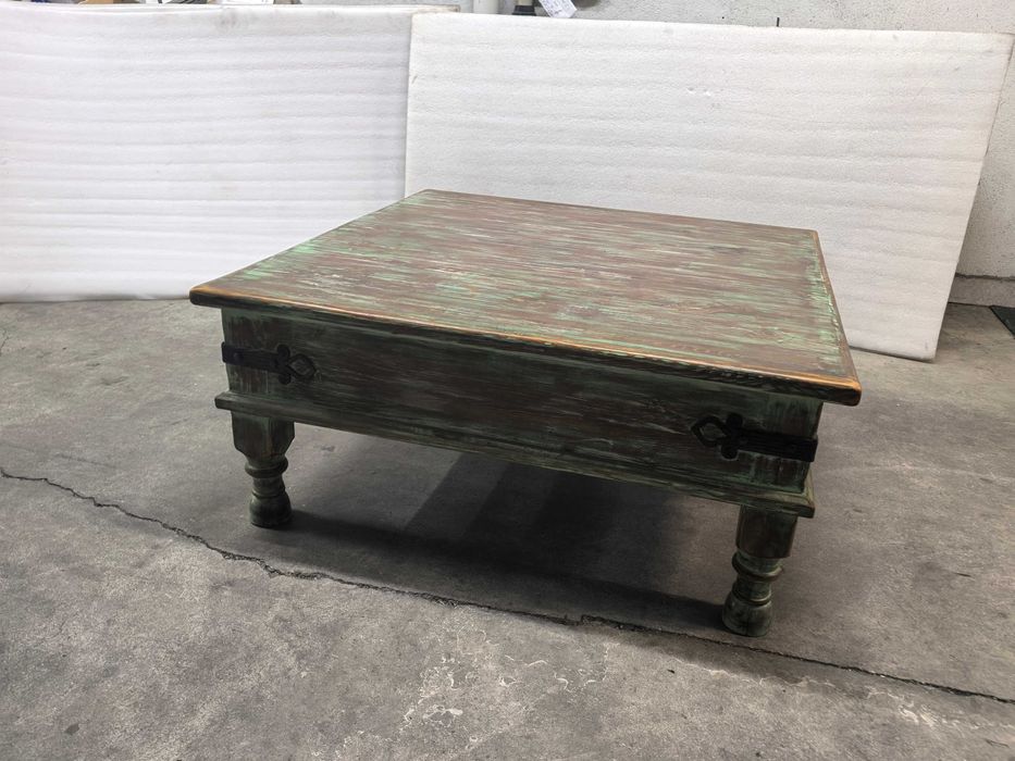 Холна маса от масивно дърво