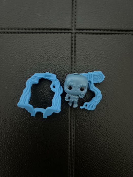 Фигурки  киндер  очень странные дела