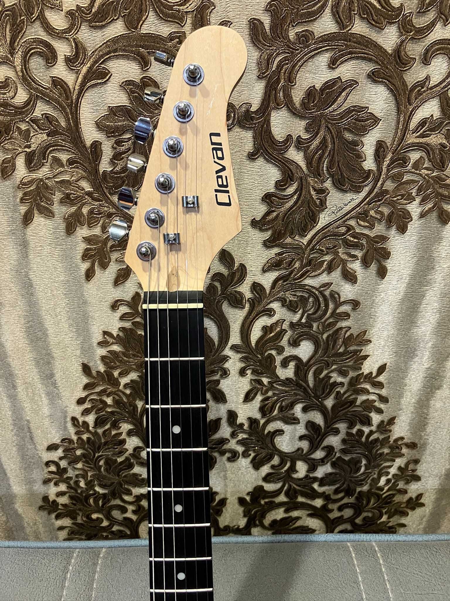 Отличная недорогая электрогитара (Stratocaster FIESTA RED)