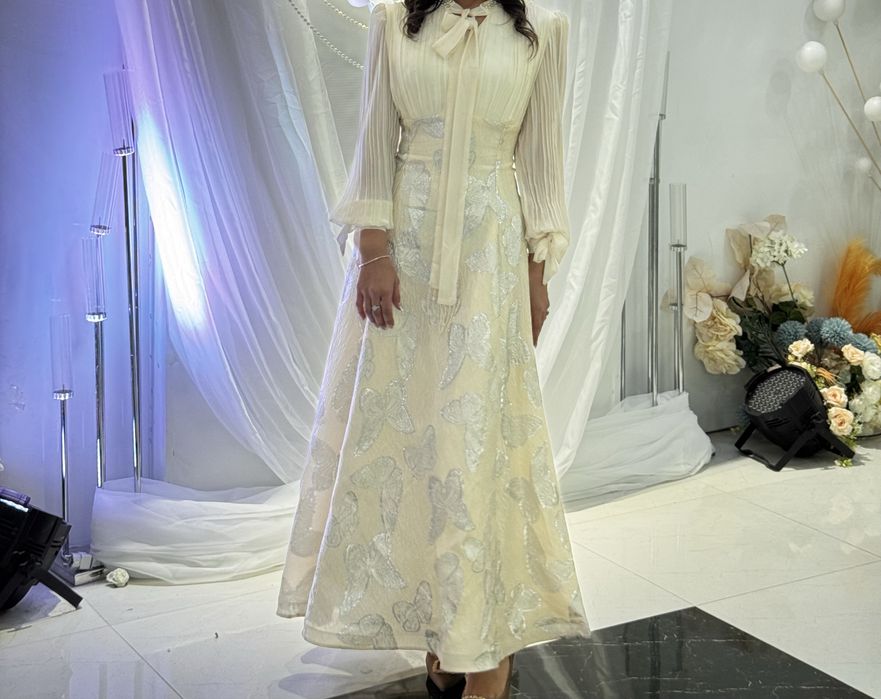 Красивое платье в айвором цвете