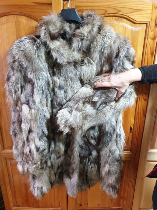 Кожено палто от сребърна лисица.
