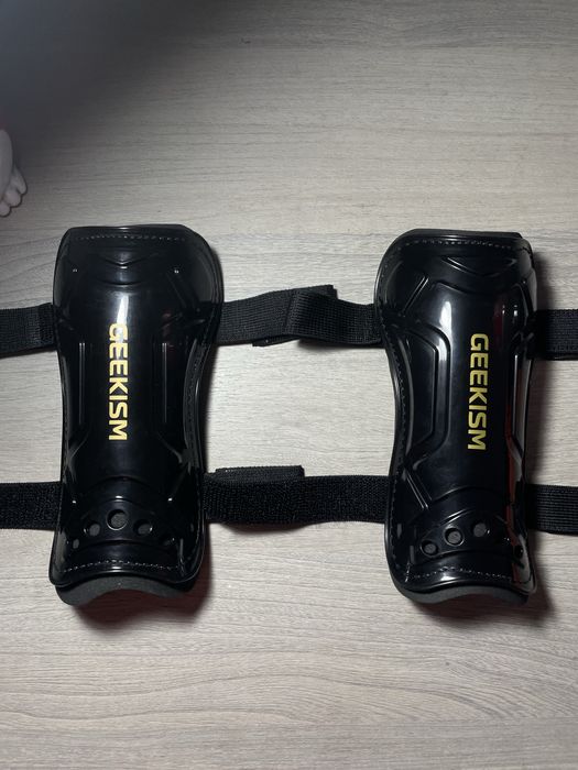 Профессиональные футбольные щитки для защиты ног Geekism