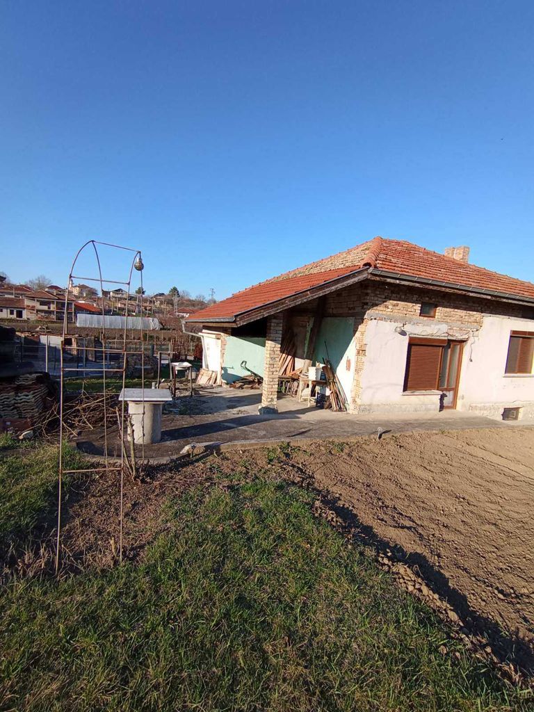 Продава се Къща в с. Ловец, Област Търговище - 1255 кв.м за 54 €/кв.м - Снимка #3