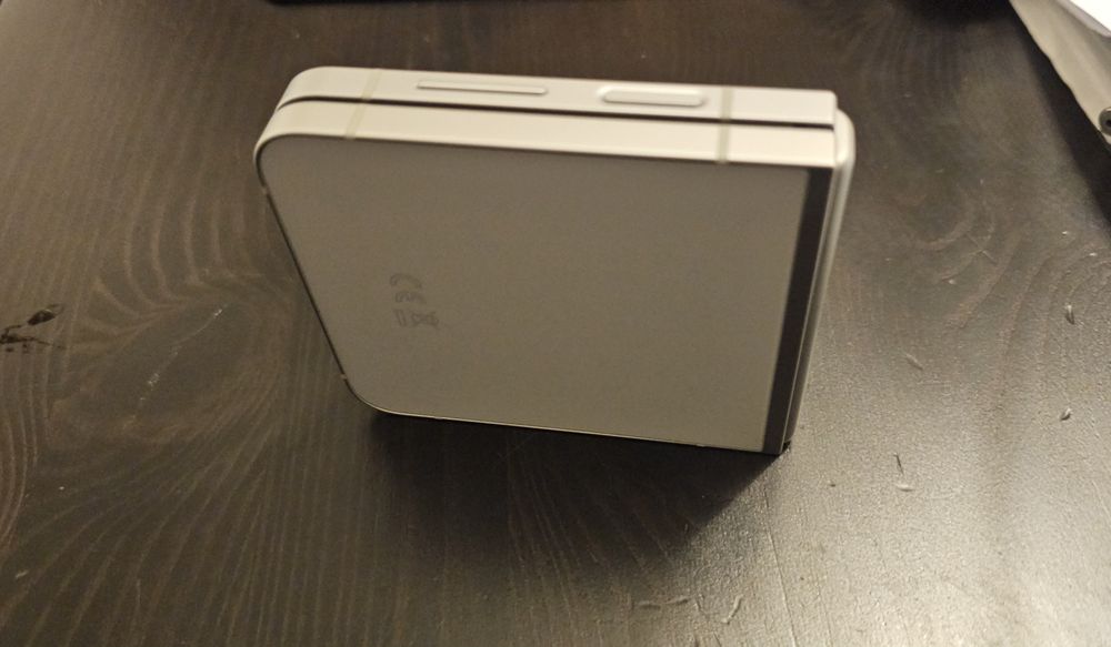 Samsung Galaxy Z Flip 6 ALB - impecabil