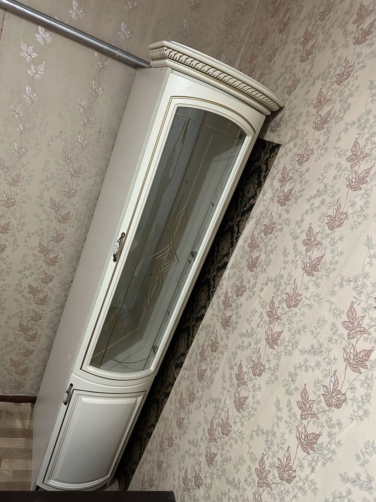 Продам Шкаф Сервант.