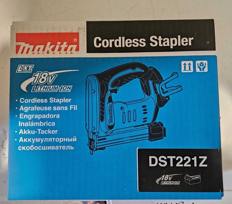 Capsator 18V Makita DST221Z (fara incarcator si acumulator)