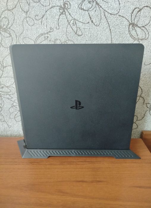 Playstation4 Slim 1TB + 2 игри + стойка + джойстик и кабели