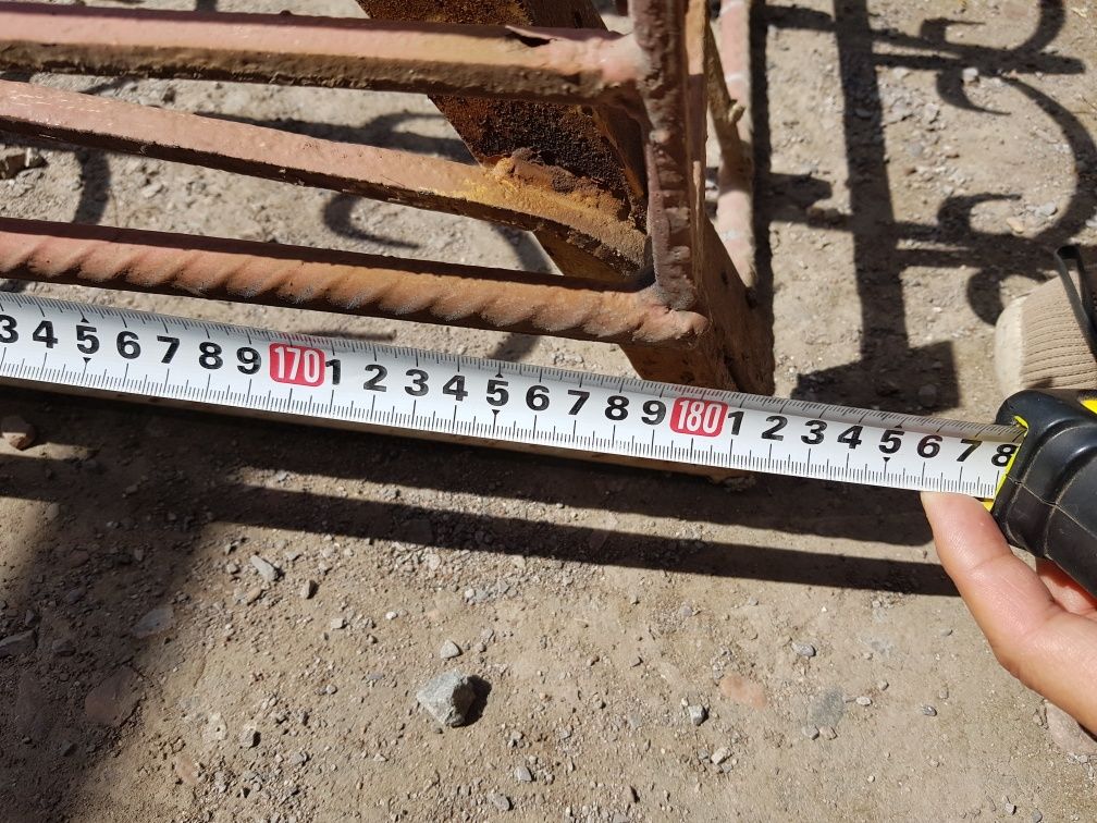 Продаются железные решётки в количестве 2-х штук. Размеры 1,6×1,8 м