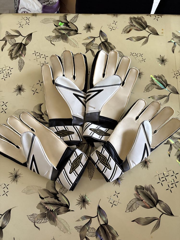 2 броя Вратарски Ръкавици Umbro / Goalkeeper gloves