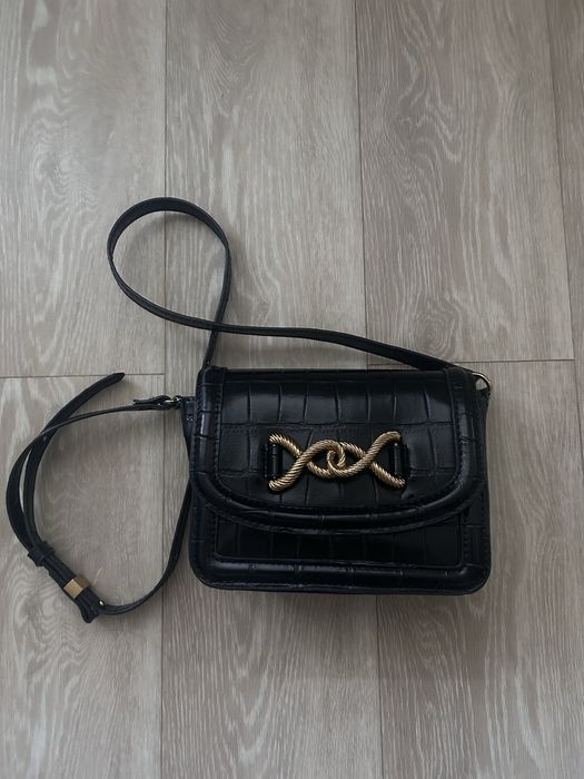 черная сумочка на ремешке