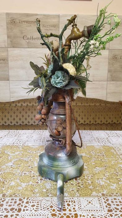 Decor vintage unicat – lampă cu flori, robinet și piese metalice