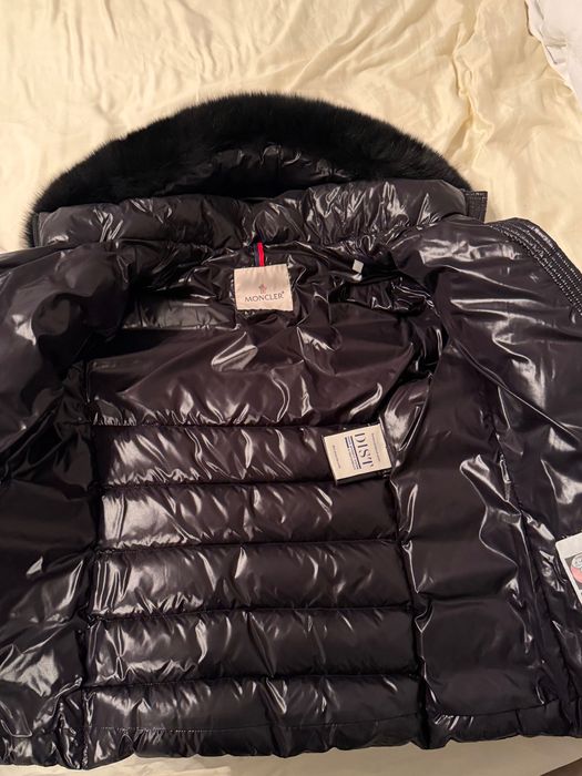 Vând Geacă Moncler damă, originală, nouă cu etichete!!