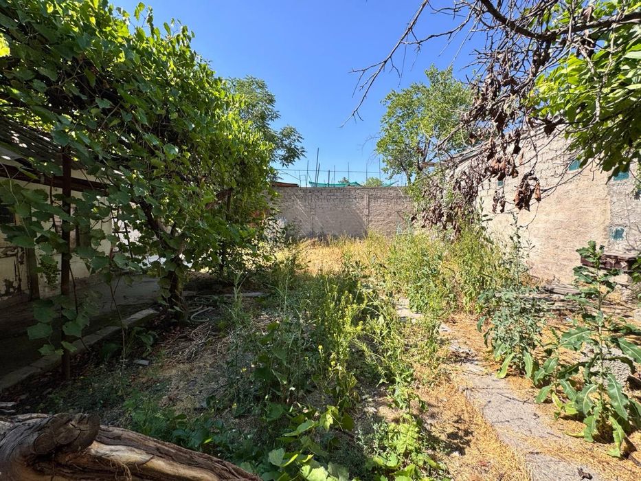 Продаю участок 4.4 сотки есть старый дом 4 комнаты