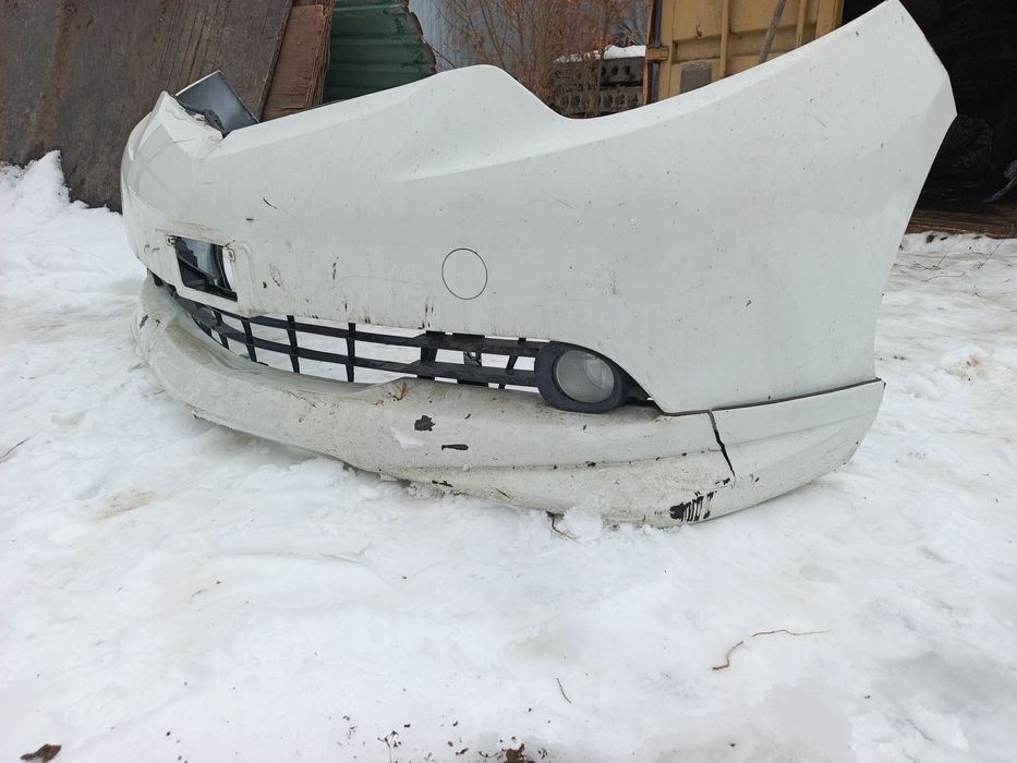 Toyota Estima бампер фары