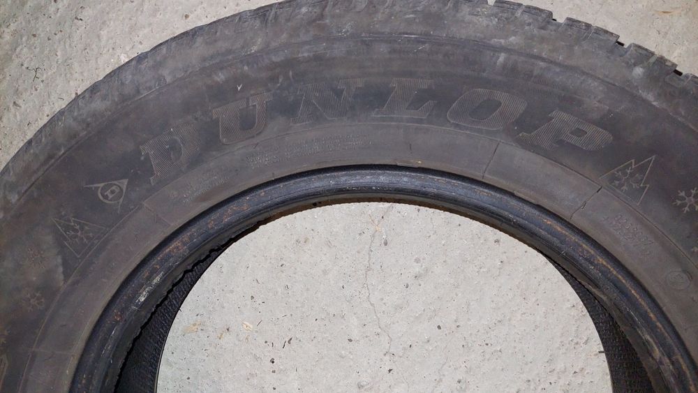Anvelope iarna  195/65 R15 Dunlop. 2 buc