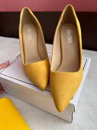 Жълти велурени обувки на ток