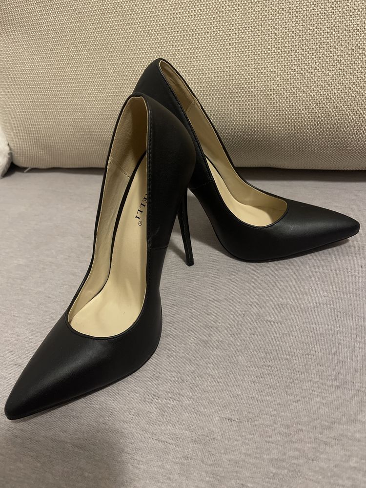 Vand stiletto marimea 37