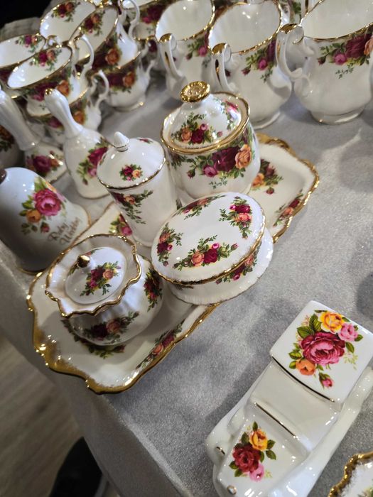 Royal Albert Old Country Rouses  - Колекционерски порцелан !