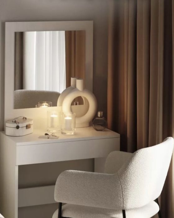 Продам туалетный столик с зеркалом в белом цвете