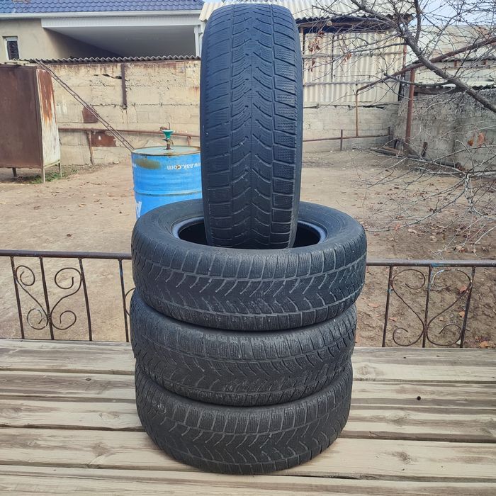Зимние шины б/у в хорошем состоянии размер 225/65R17