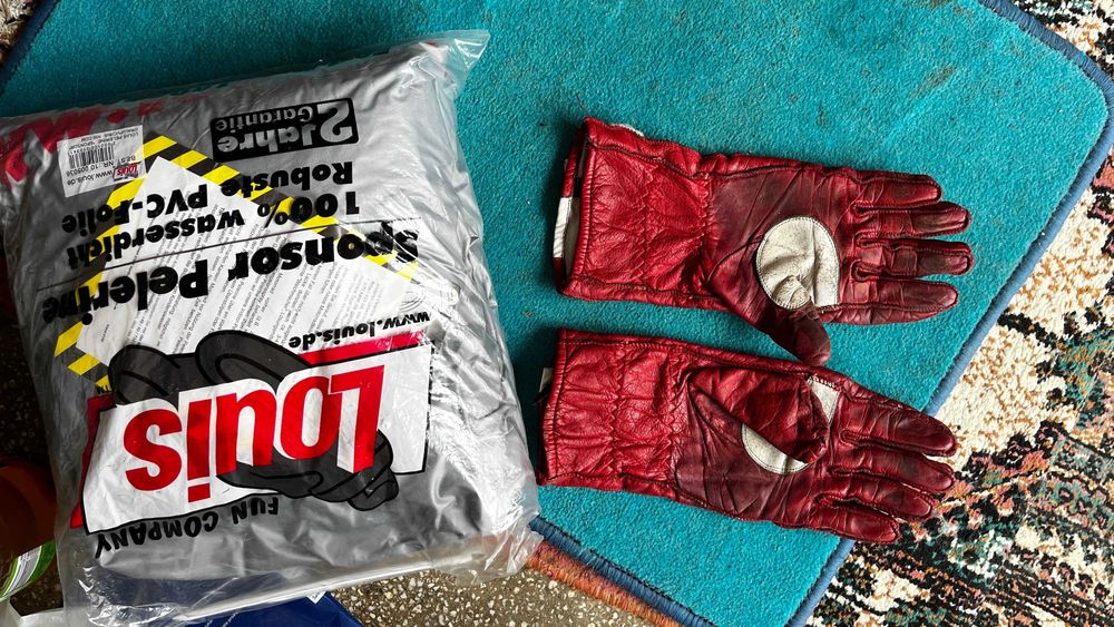 prelata si manusi motocicleta sau scuter de culoarea rosii