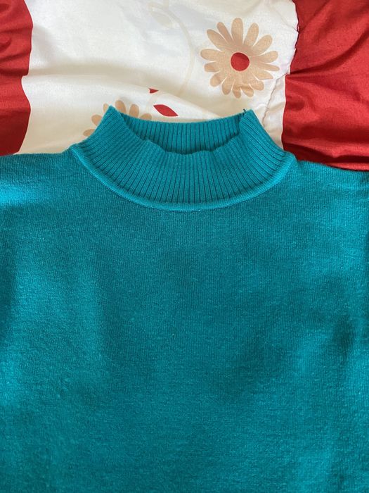 Електриково син пуловер