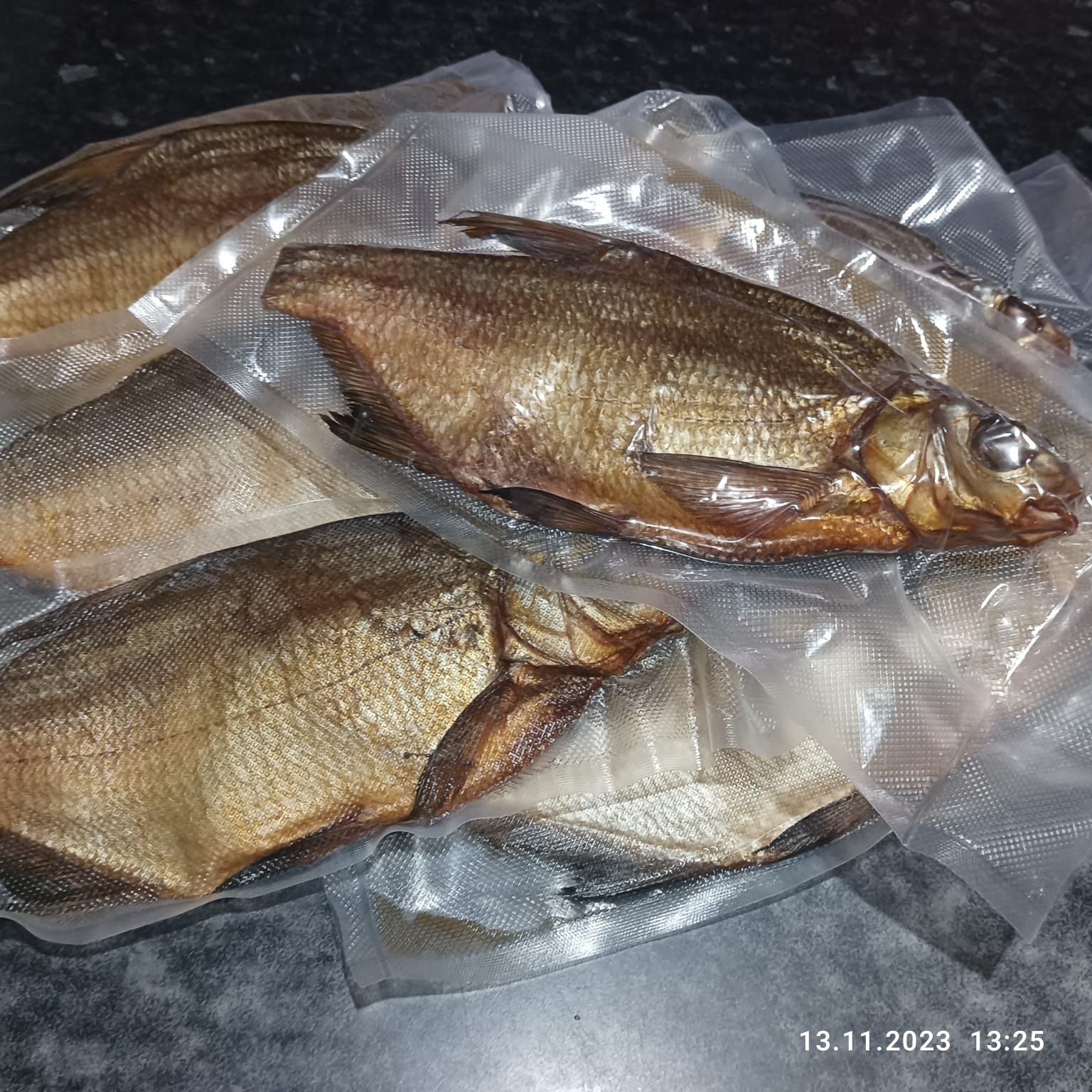 Продам рыбу вяленую и копченую Лещ