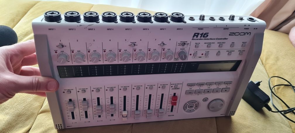 Zoom R16 - mixer recorder SD portabil, interfata audio, controler DAW