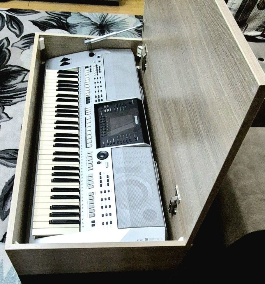 Синтезатор YAMAHA PSR S900 в отличном состоянии со специальным столом.