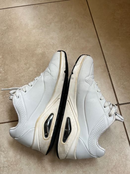 Vând adidași Skechers de damă