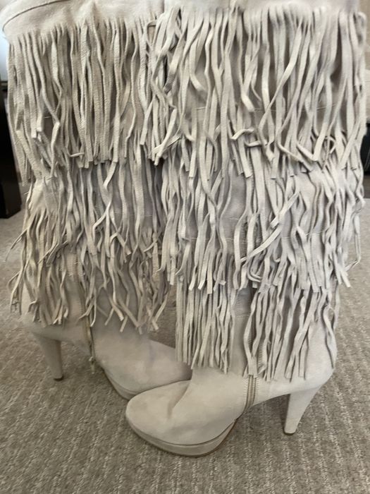 Cizme lungi piele intoarsa, cu franjuri.