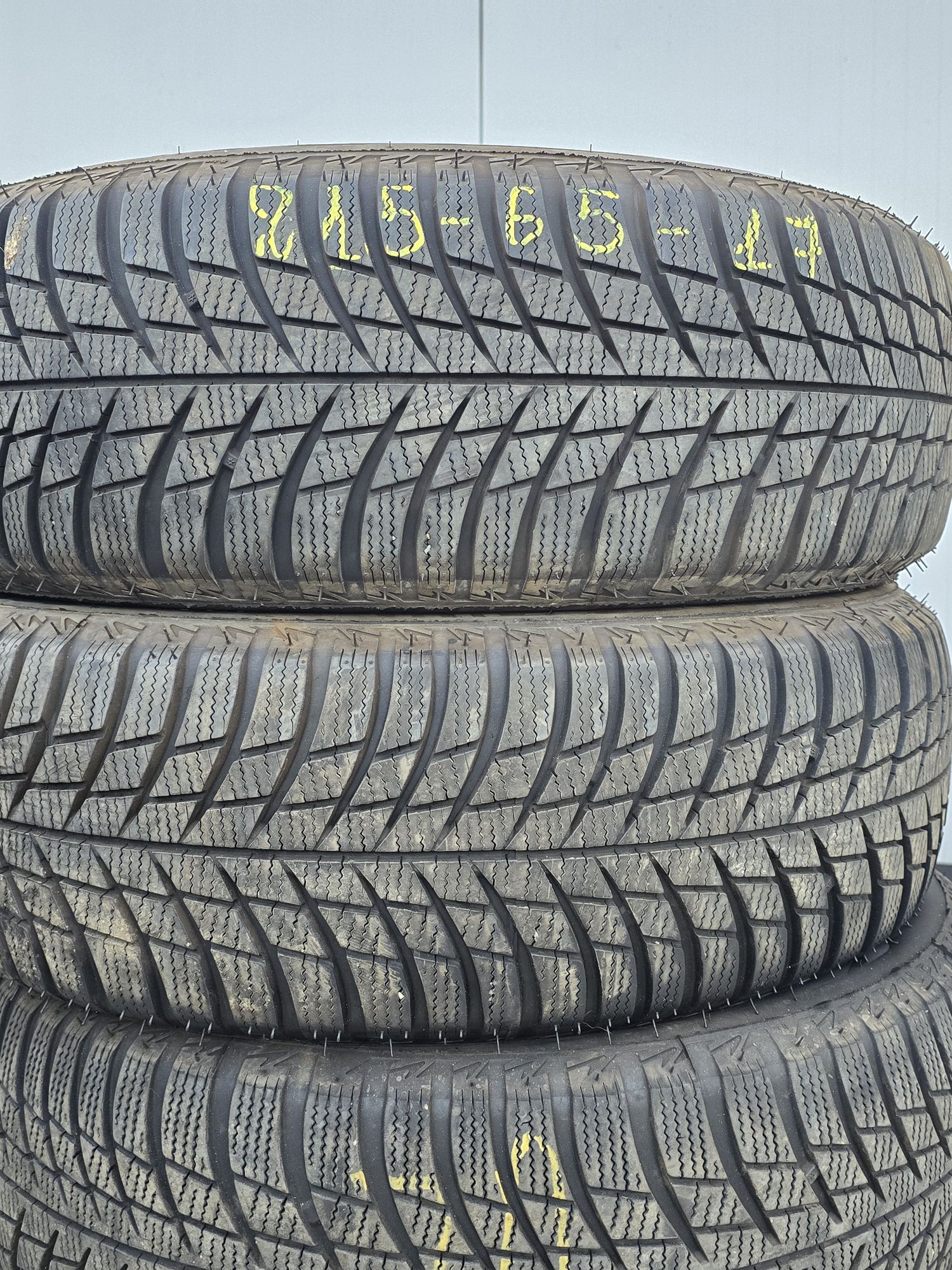 4 Броя 215/65/17 Bridgestone 2x7,2mm 2x5,6mm