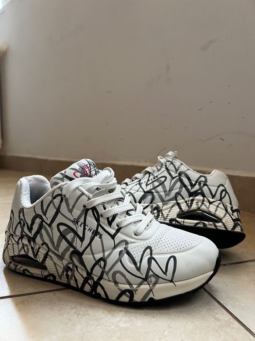 Vând adidași Skechers de damă