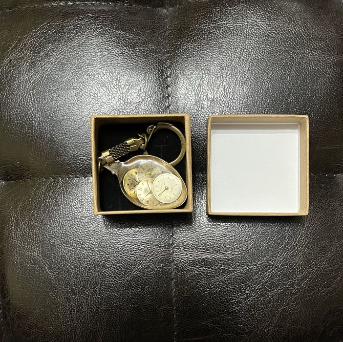 Breloc pentru pasionatii de ceasuri realizat din 4 cadrane