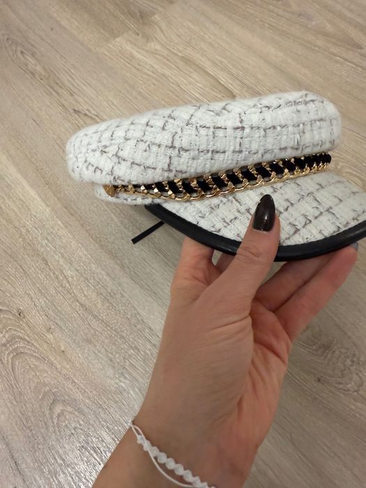 Нова, Модерна шапка, букле