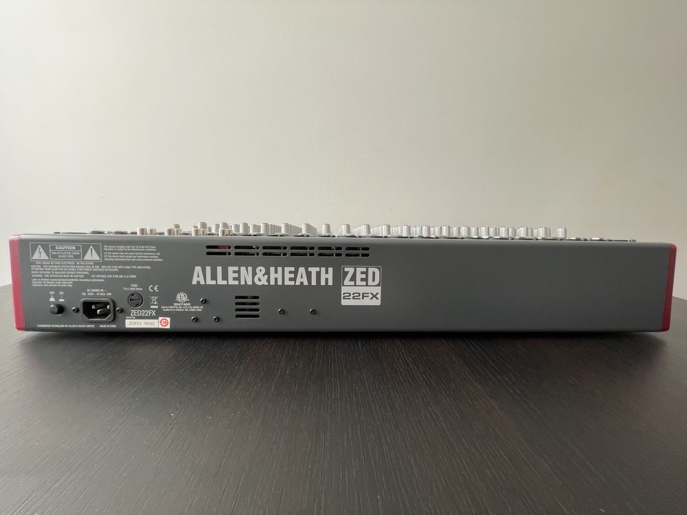 Mixer Allen & Heath ZED-22FX si ALESIS Micro Verb 4