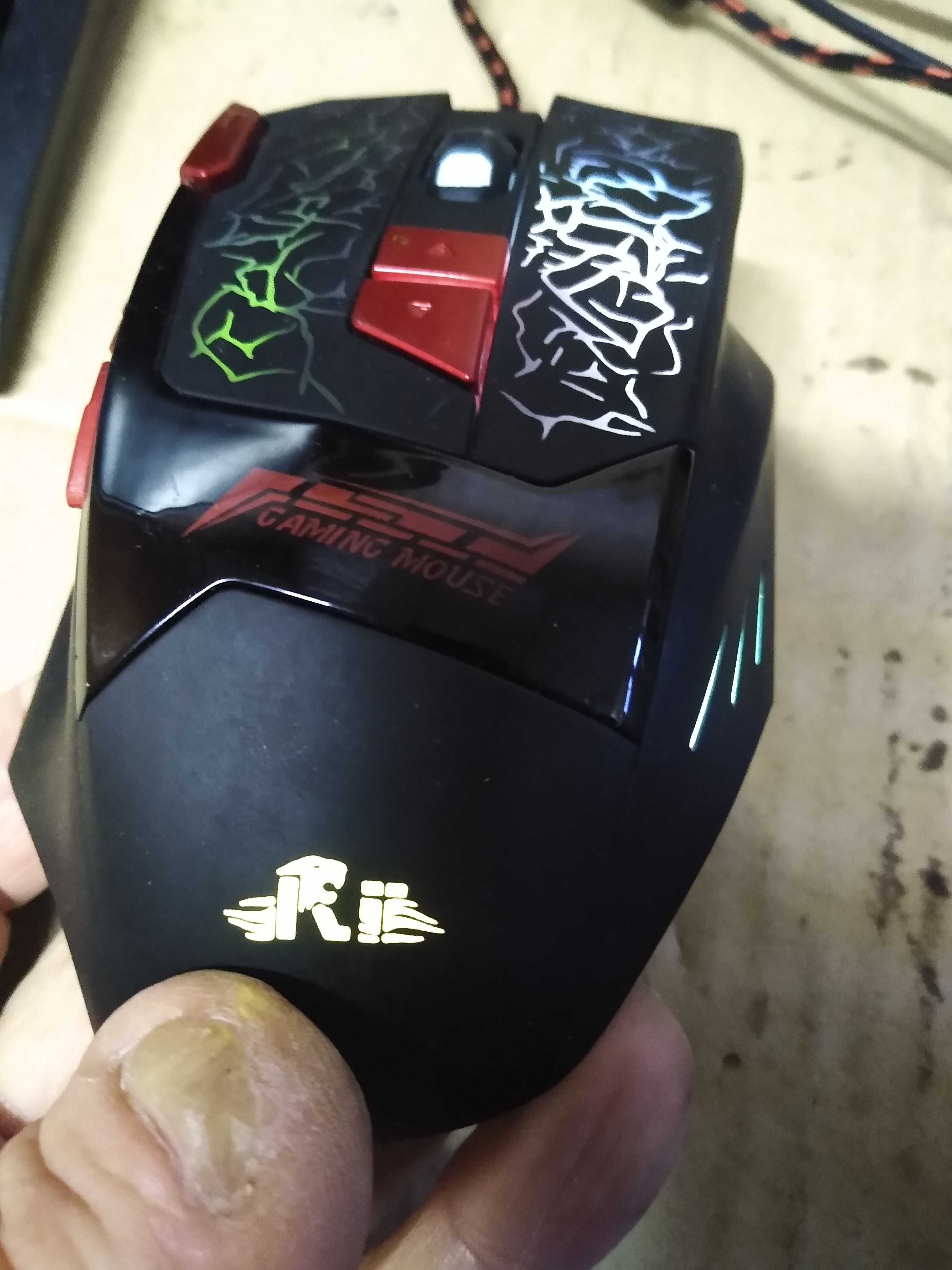 Mouse gaming cu fir.