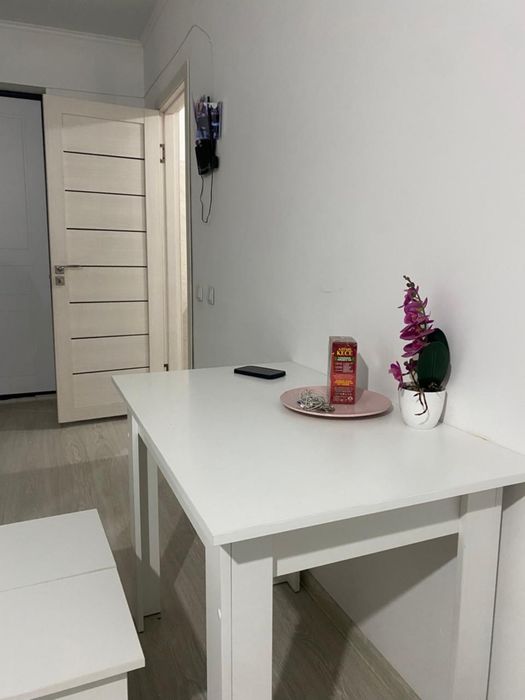 Стол и стулия вместе