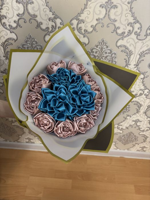 Розы и другие цветы из атласных лент