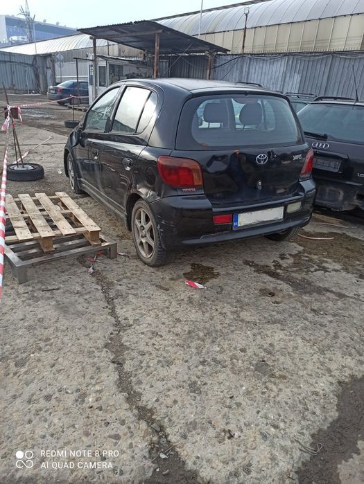 На части Тойота Ярис 2 бр.