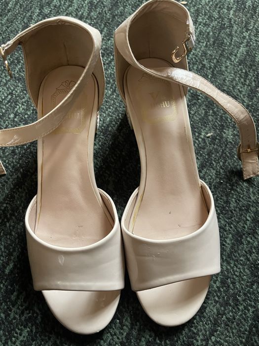 Ayollar oyoq kiyimlari