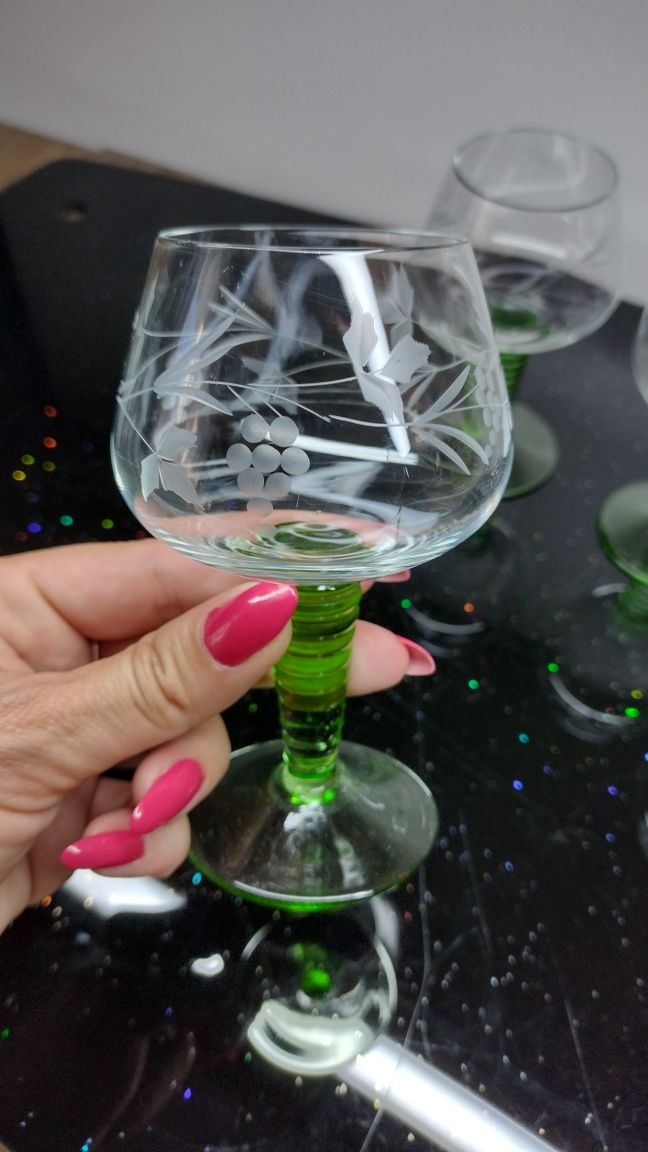 Чаши за вино/ракия със зелено столче. 4 модела по 4 броя, 1 модел 2 бр