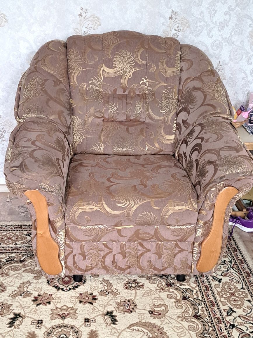 Продам диван выдвижной одно кресло