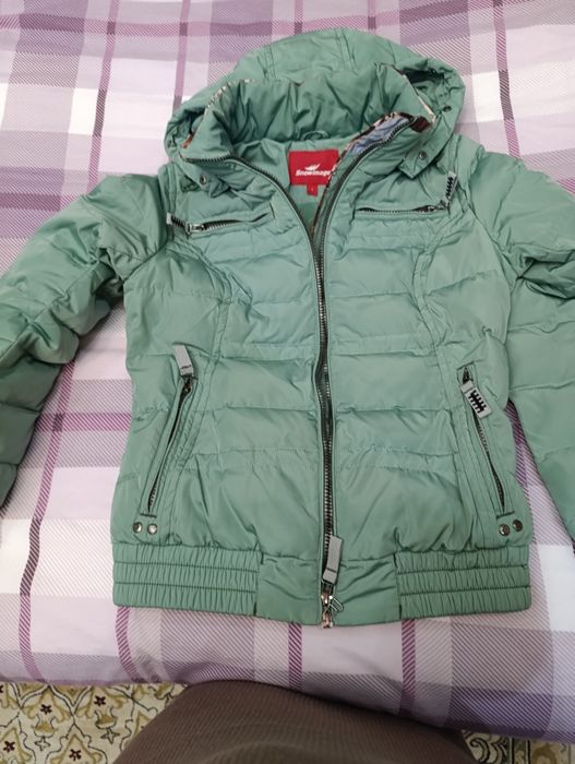 Женская куртка-пуховик.