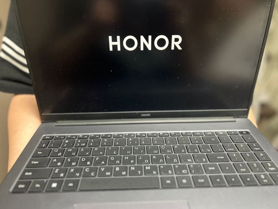 Продам ноутбук HONOR, брали 5 месяцев назад, состояние нового ноутбука