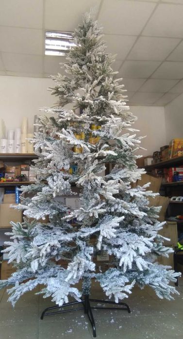 Красива коледна елха